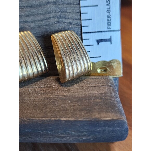 Vintage MONET Ribbed Trapezoid Shape Gold Tone Clip on Earrings Signed - Picture 7 of 8